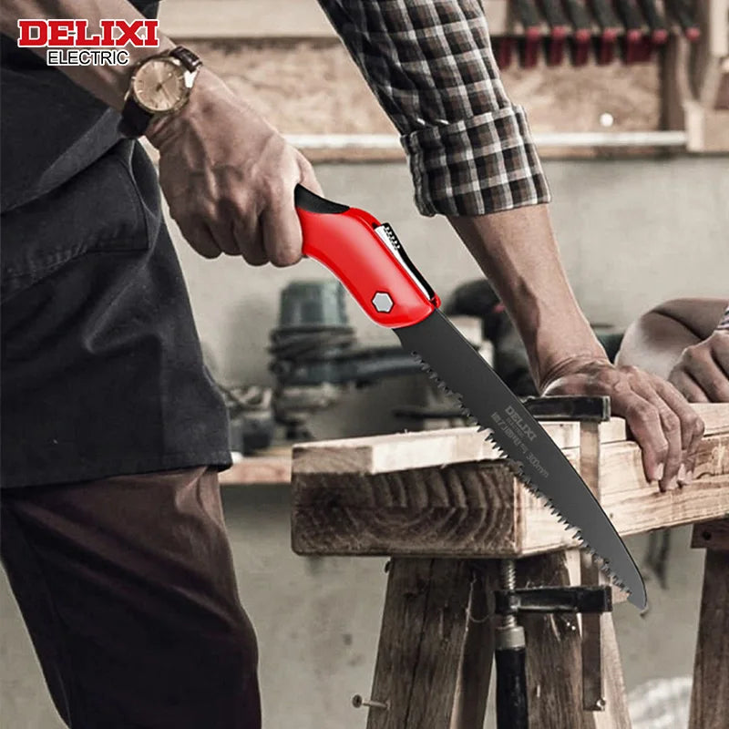 DELIXI ELEKTRISCHE Klappsäge, Ein-Knopf-Klappdesign aus SK5-Stahl, scharfes Schneiden von Holz, Camping-DIY, Gartensäge, Baumhackermesser