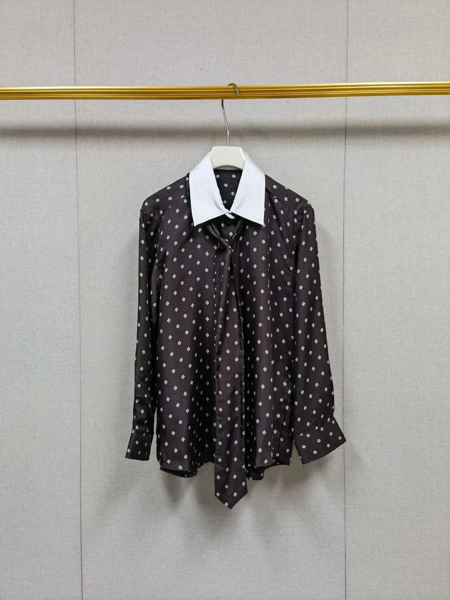 2025 herbst Neue frauen Krawatte Kontrast Farbe Drehen-unten Kragen Hemd Einreiher Lange Ärmeln Dame Floral Gedruckt braun Top