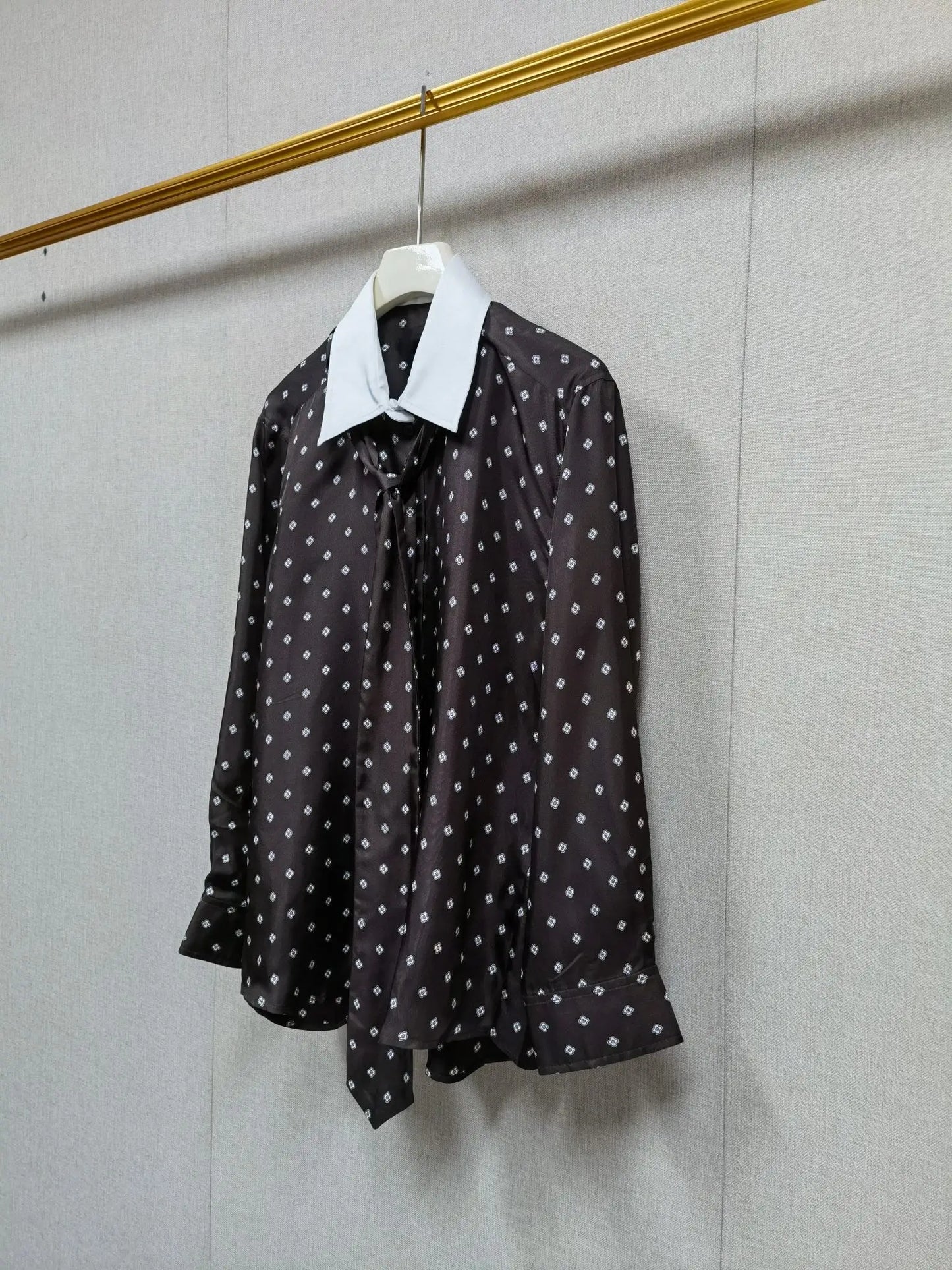 2025 herbst Neue frauen Krawatte Kontrast Farbe Drehen-unten Kragen Hemd Einreiher Lange Ärmeln Dame Floral Gedruckt braun Top