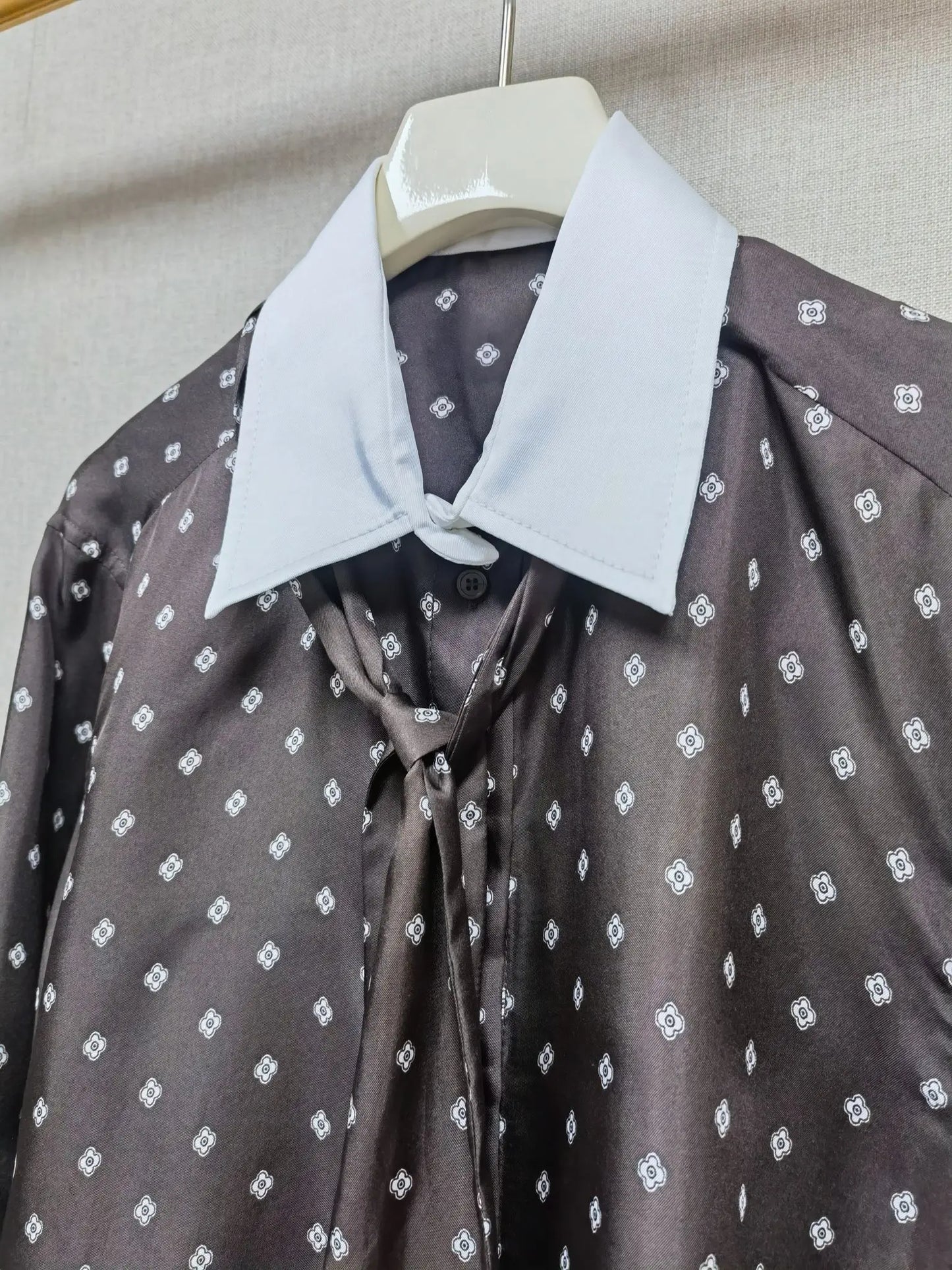 2025 herbst Neue frauen Krawatte Kontrast Farbe Drehen-unten Kragen Hemd Einreiher Lange Ärmeln Dame Floral Gedruckt braun Top