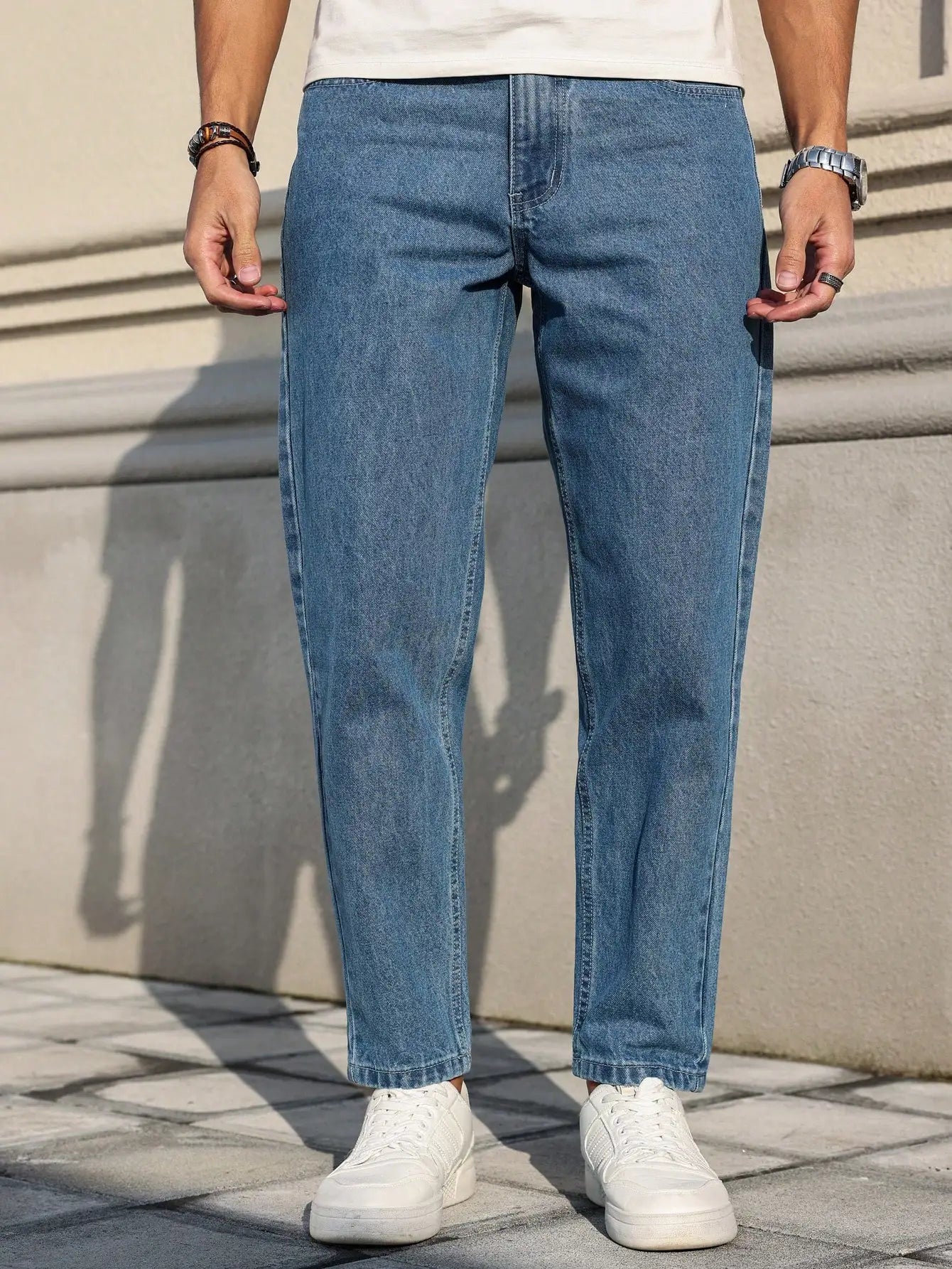 Herrenjeans sind aus klassischem blauem Jeansstoff mit lockerer Passform und machen Sie sie einen unverzichtbaren, vielseitigen Artikel im Kleiderschrank.