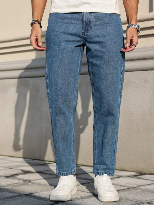 Herrenjeans sind aus klassischem blauem Jeansstoff mit lockerer Passform und machen Sie sie einen unverzichtbaren, vielseitigen Artikel im Kleiderschrank.
